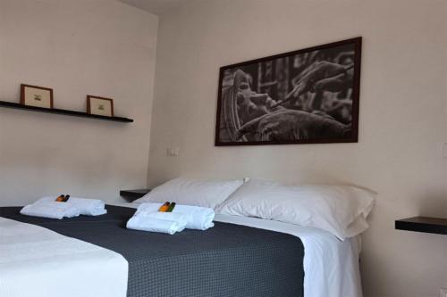 ein Schlafzimmer mit 2 Betten und Handtüchern darauf in der Unterkunft Casa Lino in Volterra