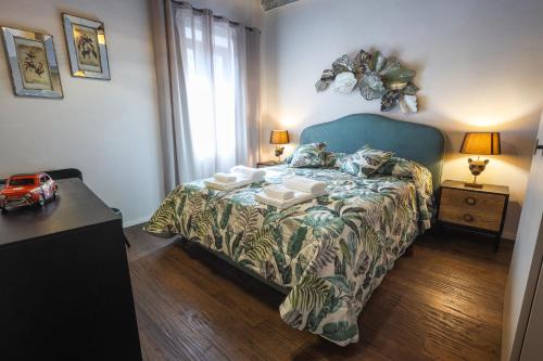 a bedroom with a bed with a green bedspread at Casa Margot in Sutri
