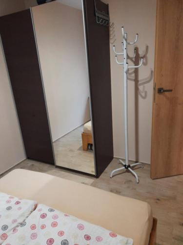 einen Spiegel neben einem Bett in einem Zimmer in der Unterkunft U Anny in Wałcz