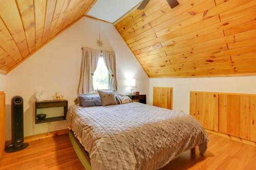 um quarto com uma cama e um tecto de madeira em Private Cabin Rental in the Catskill Mountains! em Hamden