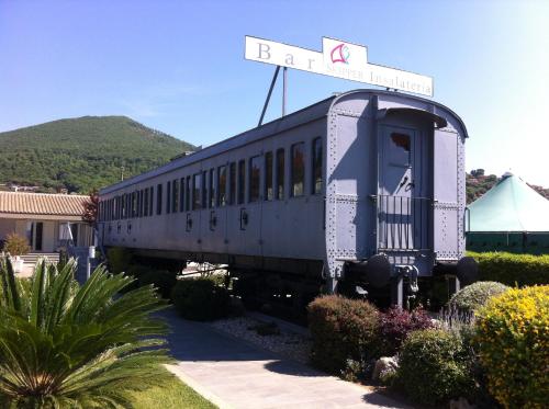 an old train on display in a garden at Skipper White Guest House in Trevignano Romano