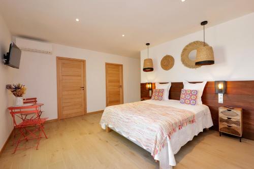 Кровать или кровати в номере Domaine Pozzo di Mastri hôtel & spa
