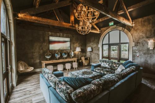 uma sala de estar com um sofá e um lustre em Runa Farm em Barnard Castle