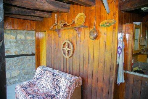- un mur en bois avec un banc dans la cuisine dans l'établissement Holiday Home Lyubovo, à Gabrovo
