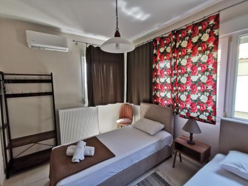 Un dormitorio con una cama con un osito de peluche. en Palio Armonia, en Palaión Tsiflíkion