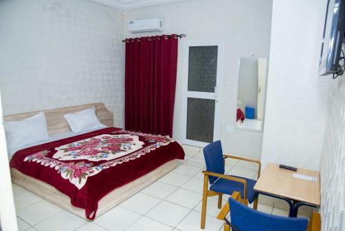 Llit o llits en una habitació de Hôtel Saint Lazaros