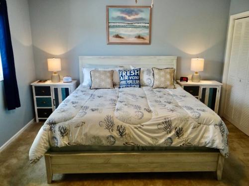um quarto com uma cama com duas mesas de cabeceira em 215 C2 GP-The Treehouse em Coffeyville