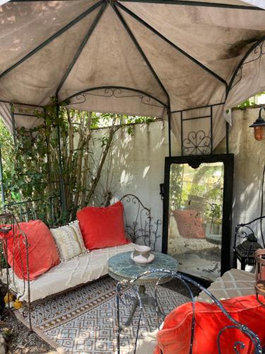 Zelt mit Sofa und Tisch in der Unterkunft Maison 3 chambres avec piscine dans un jardin luxuriant in Puget-sur Argens