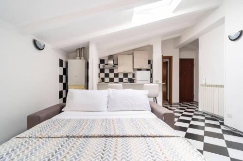 1 dormitorio con 1 cama y suelo a cuadros en Chess House, en Azzano Mella