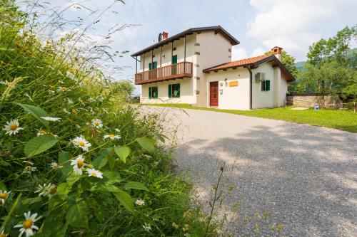 a house on the side of a road at Tinčeva hiša in Kanal