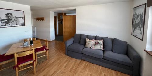 特倫托的住宿－B&B CHALET NICOLUSSI，客厅配有沙发和桌子