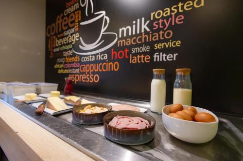 a counter with some food and drinks on it at ibis Besançon Centre la City in Besançon