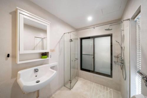 y baño blanco con lavabo y ducha. en Villa Family R7 The Height Khaoyai 1BR byน้องมังคุด, en Ban Huai Sok Noi