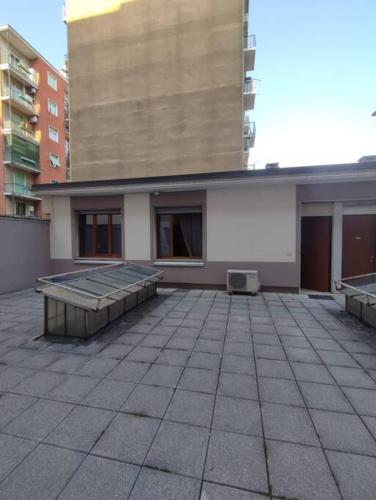 un edificio con una panchina nel mezzo di un cortile di Appartamento a due passi da Milano a Vimodrone