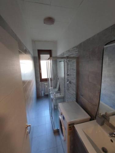 bagno con 3 servizi igienici, lavandino e specchio di Appartamento a due passi da Milano a Vimodrone