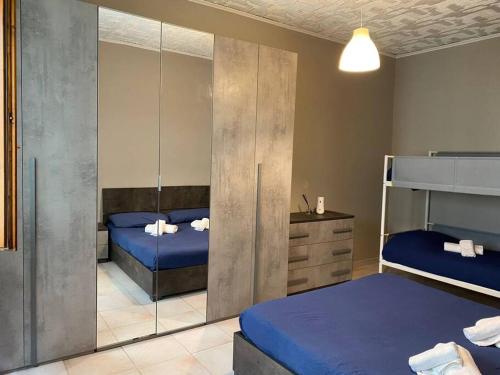una camera con 2 letti e un letto a castello di Appartamento a due passi da Milano a Vimodrone