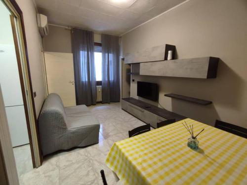 un soggiorno con tavolo e tovaglia gialla di Appartamento a due passi da Milano a Vimodrone