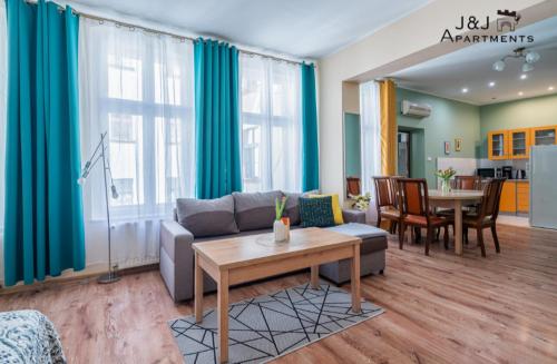 Posedenie v ubytovaní J&J Apartments Łazienna 30 Apartament 10-5