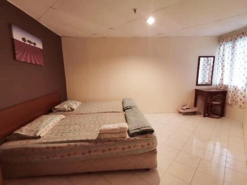 um quarto com uma cama grande num quarto em Pangkor Coral Bay Homestay 315 em Pangkor