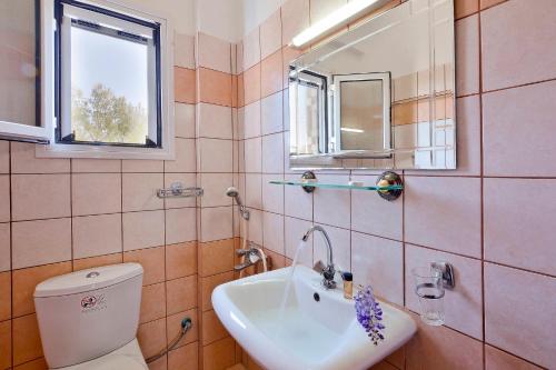 Ágios MatthaíosにあるGiokosのバスルーム(洗面台、トイレ付)、窓が備わります。