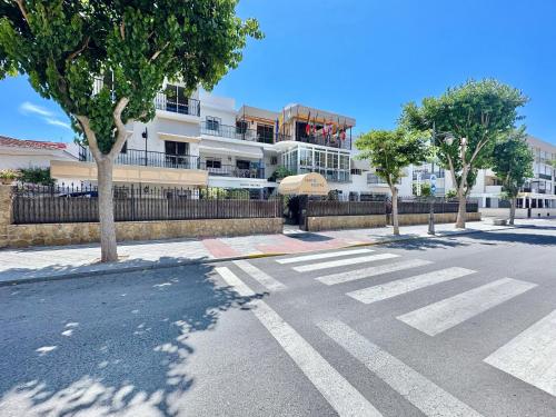 an empty street in front of a large building at Apartamentos Turísticos Santo Rostro in Chipiona