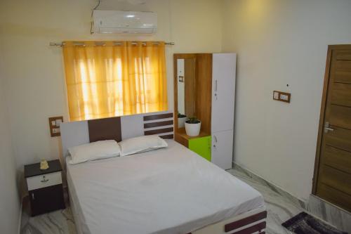 Postel nebo postele na pokoji v ubytování Vrindavan homestay