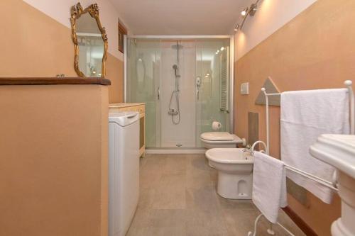 ein Bad mit einer Dusche, einem WC und einem Waschbecken in der Unterkunft Loft Principe Tommaso - San Salvario. in Turin