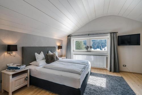 ein Schlafzimmer mit einem großen Bett und einem Fenster in der Unterkunft Picenin 61 Lodging in Stern