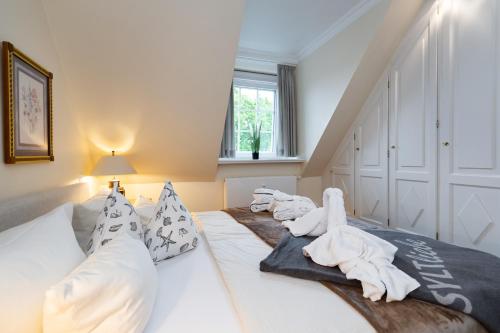 a room with a bed with towels on it at Hotel Parkresidenz Christian VIII in Archsum
