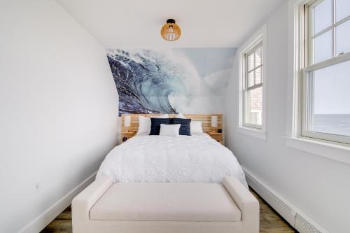 1 dormitorio con 1 cama y una gran pintura en la pared en Beachfront Scituate Home with Beautiful Ocean View, en Scituate