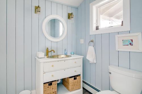 un baño con lavabo y espejo en Beachfront Scituate Home with Beautiful Ocean View, en Scituate
