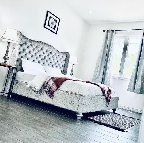 a bedroom with a bed and a window at Lavida Luxury Room #1 in London in London