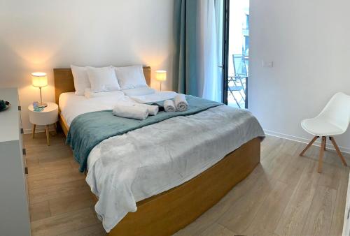 Un pat sau paturi într-o cameră la Római Ház Apartman