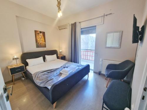雷夫卡達鎮的住宿－Gemareia Lodge，卧室配有床、椅子和窗户。