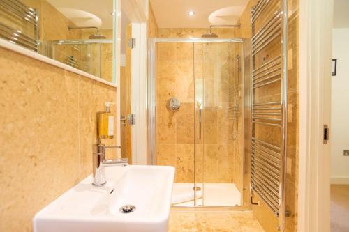 y baño con lavabo y ducha. en Trewhiddle Villa 04, en St Austell