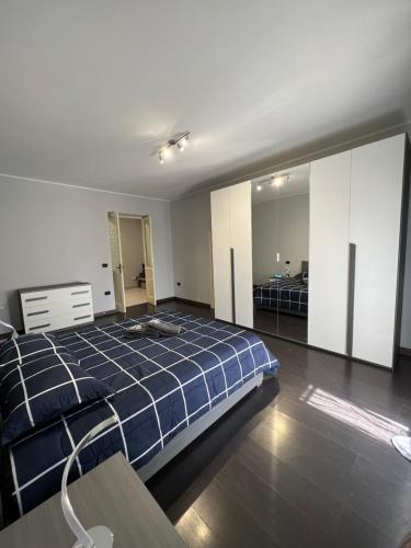 ein Schlafzimmer mit einem blauen Bett in einem Zimmer in der Unterkunft Cocciu D'Amuri in Sommatino