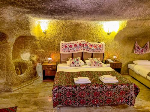 um quarto com uma cama num quarto de pedra em Heritage Cave Suites em Ürgüp