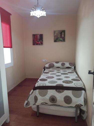 um quarto com uma cama num quarto em MIS NIÑAS em Conil de la Frontera