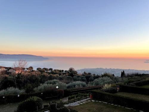 vistas a la puesta de sol desde el jardín en Casa Giulia: un'oasi di pace, en Toscolano Maderno