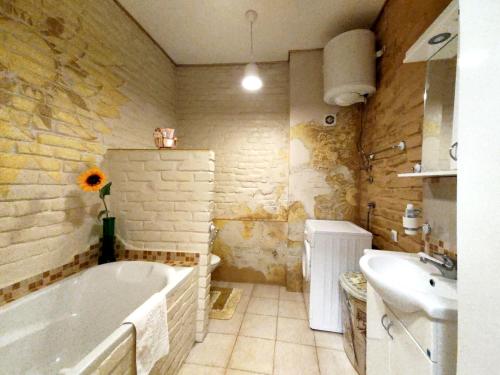 une salle de bain avec une baignoire et un lavabo dans l'établissement Aurora apartment Novi Sad, à Novi Sad
