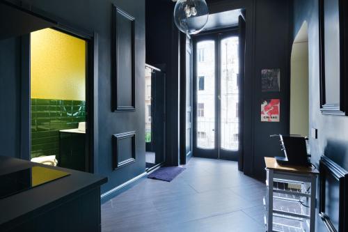 Una habitación con un pasillo con paredes y ventanas negras. en Ammos Suite Sorrento Coast, en Castellammare di Stabia