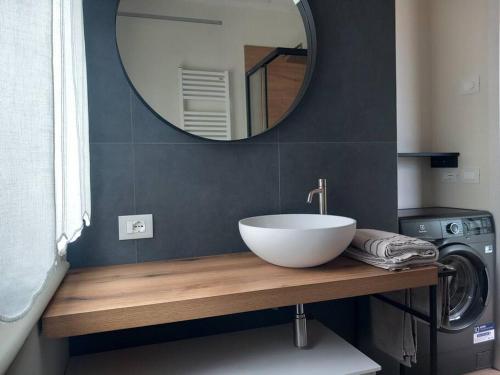a bathroom with a bowl sink and a mirror at Casa Maria in Torri del Benaco