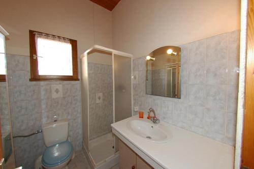 W łazience znajduje się toaleta, umywalka i lustro. w obiekcie Casa Soprana w mieście Porto Pollo