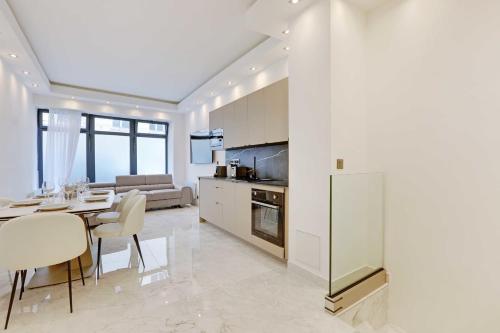 une cuisine et un salon avec une table et des chaises dans l'établissement Beautiful 1BR6P - Montorgueil RDC, à Paris
