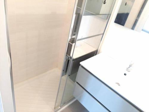 a shower with a glass door in a bathroom at studio hyper-centre confortable acces boite a clee parking in Castres