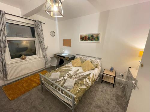 una camera con letto e finestra di 2 Bed 1st Floor Flat near Centre a Nottingham