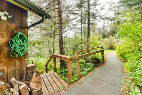 Zahrada ubytování Juneau Vacation Home Stunning View and Beach Access