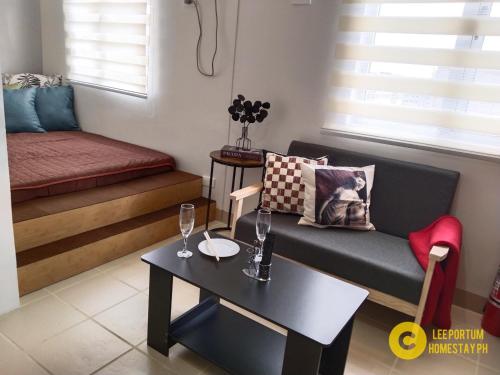 - un salon avec un canapé et une table dans l'établissement F524 Place at SMDC Cheer Residences by Lee Portum, à Marilao