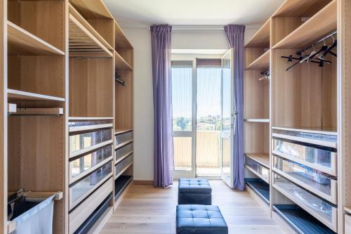 una cabina armadio con tende viola e una grande finestra di Livorno - Sea View Apartment! a Livorno
