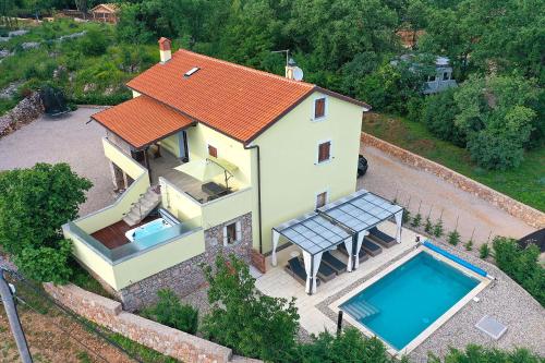 Holiday house Toš-Vila with heated pool
